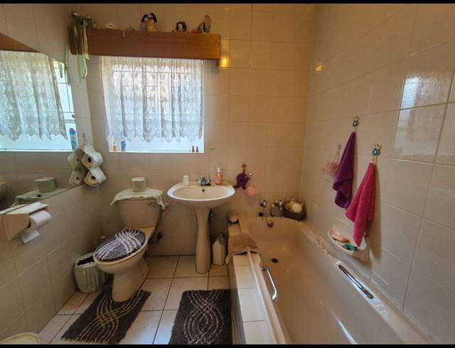 3 BEDROOM TOWNHOUSE FOR SALE IN VANDERBIJLPARK SW 2